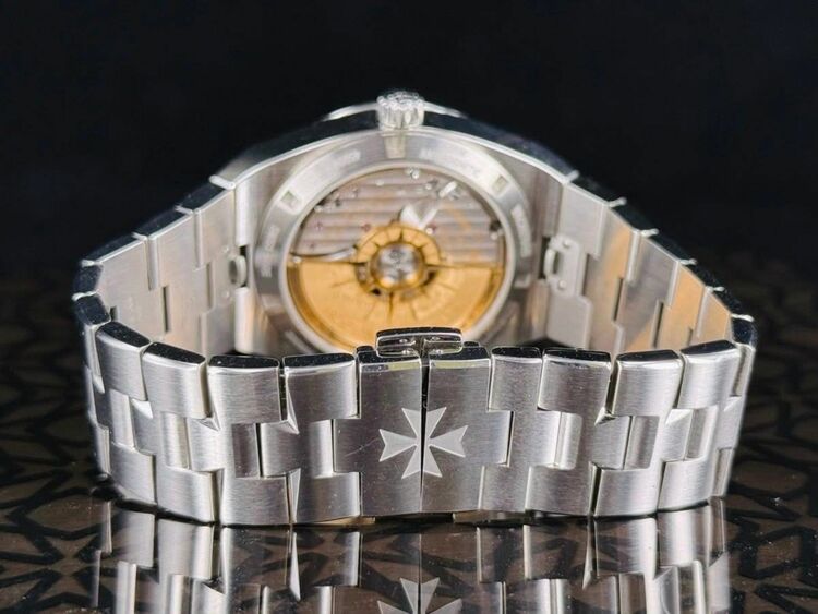 ヴァシュロン コンスタンタン オーヴァーシーズ 4500v（高級時計）の商品画像 - 査定依頼日：2025年9月24日 - 最高査定価格：3,200,000円