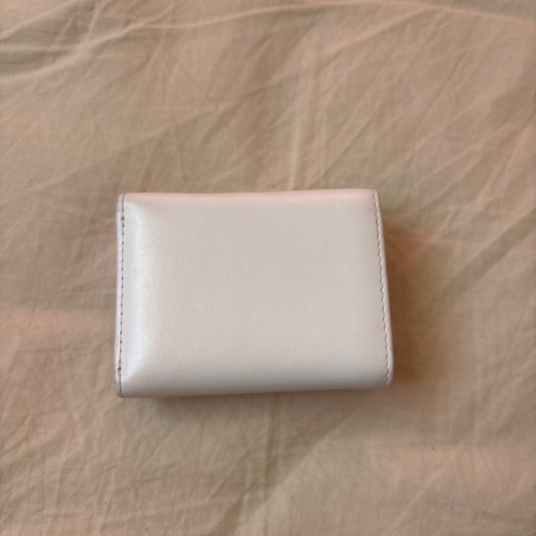 3つ折り財布（古着・ファッション）の商品画像 - 査定依頼日：2025年9月27日 - 最高査定価格：4,000円