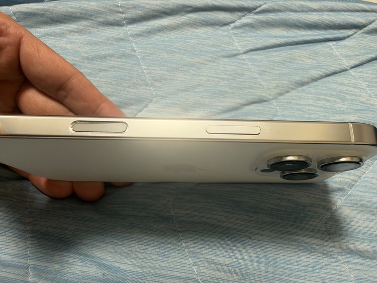 iPhone iPhone 16 Pro 256GB docomo（スマホ）の商品画像 - 査定依頼日：2026年9月27日 - 最高査定価格：121,000円