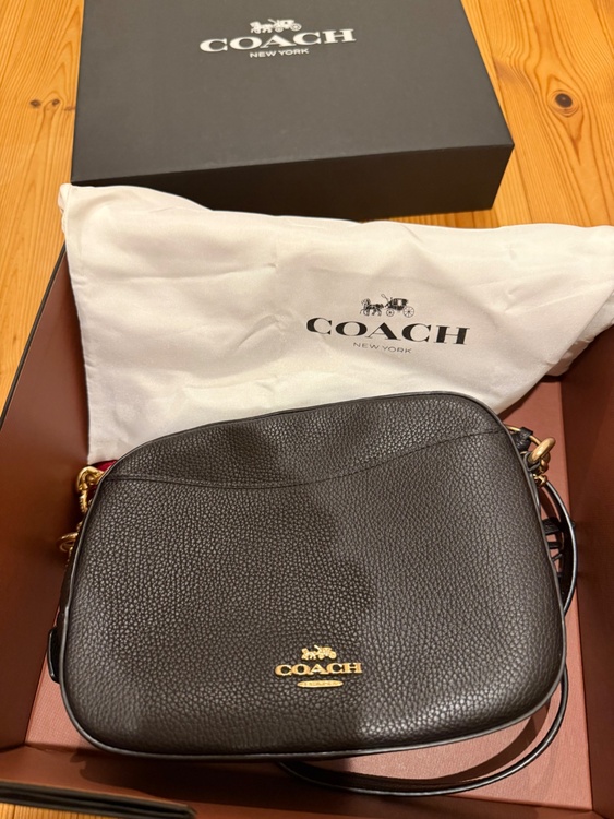 29411 カメラバッグ レザー ブラック ゴールド金具 （ブランドバッグ）の商品画像 - 査定依頼日：2026年4月7日 - 最高査定価格：5,000円