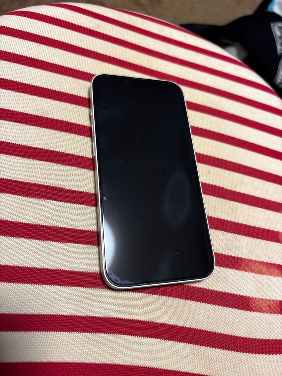 iPhone iPhone 14 128GB au（スマホ）の商品画像 - 査定依頼日：2026年8月30日 - 最高査定価格：50,000円