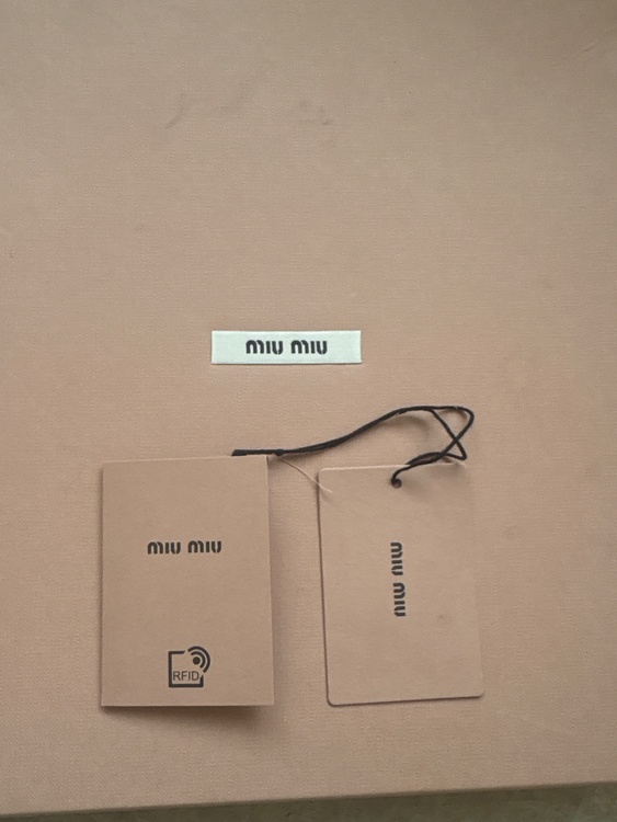 MIUMIU（古着・ファッション）の商品画像 - 査定依頼日：2026年9月14日 - 最高査定価格：5,000円