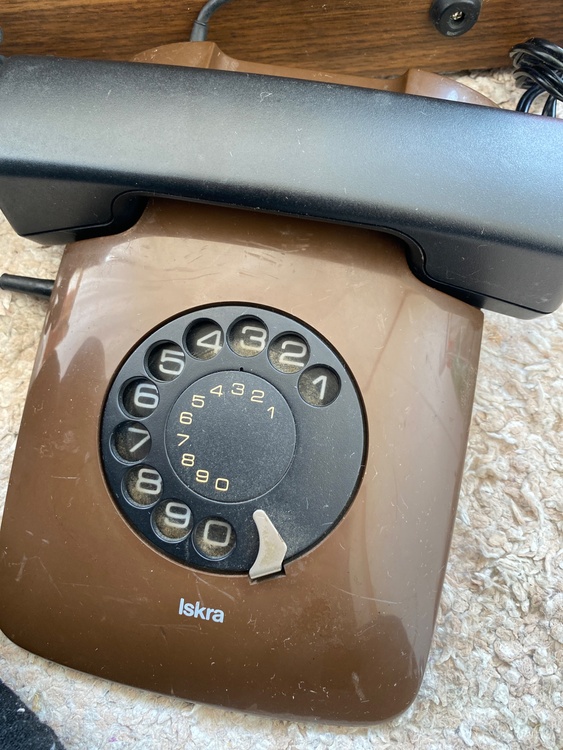 ダイヤル式電話機　メーカー:イスクラ（海外）（美術品・骨董品）の商品画像 - 査定依頼日：2026年3月7日 - 最高査定価格：3,000円