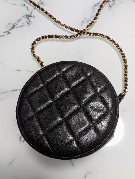 CHANEL マトラッセ ラウンド チェーンショルダー ミニ バッグ レザー ゴールド金具（ブランドバッグ）の商品画像 - 査定依頼日：2026年8月31日 - 最高査定価格：100,000円