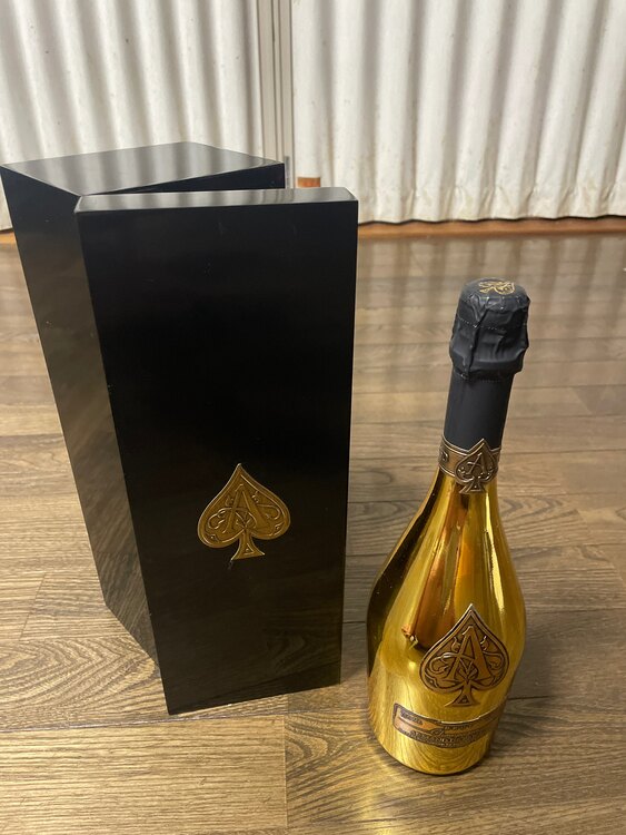 シャンパン アルマン・ド・ブリニャック （お酒）の商品画像 - 査定依頼日：2025年5月14日 - 最高査定価格：28,000円