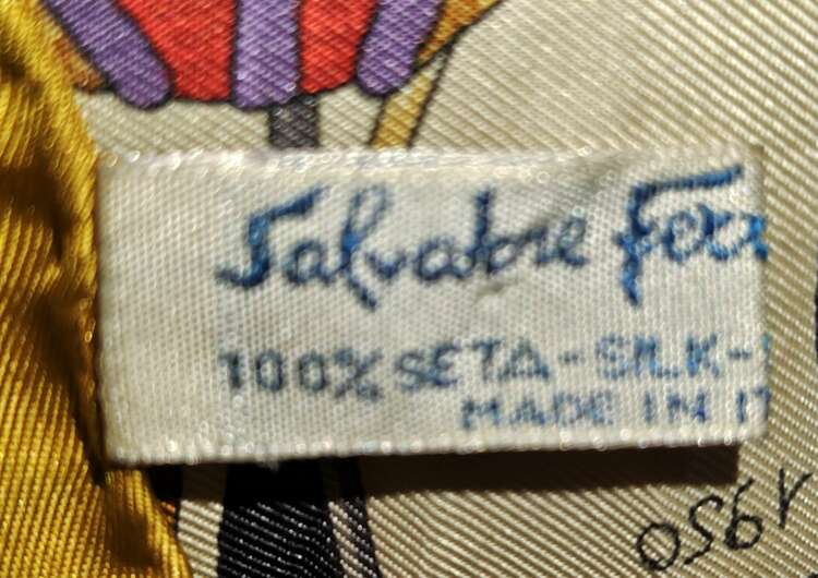 サルバトーレ•フェラガモ　大判スカーフ（古着・ファッション）の商品画像 - 査定依頼日：2025年5月22日 - 最高査定価格：1,800円