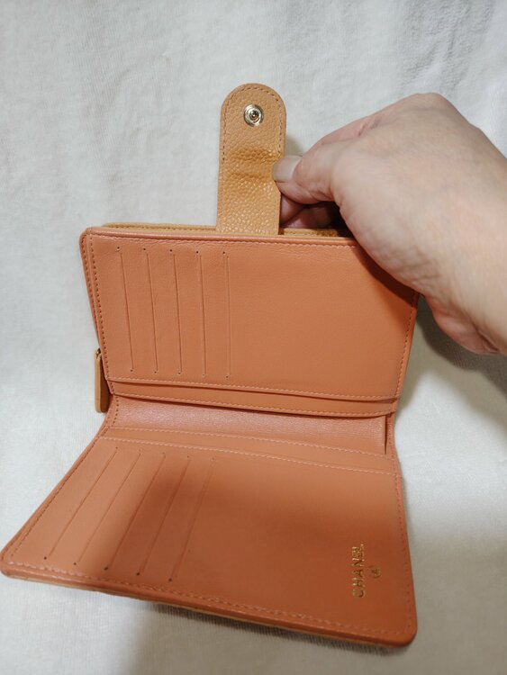 マトラッセ キャビアスキン ゴールド金具 二つ折り財布（ブランドバッグ）の商品画像 - 査定依頼日：2026年9月29日 - 最高査定価格：100,000円