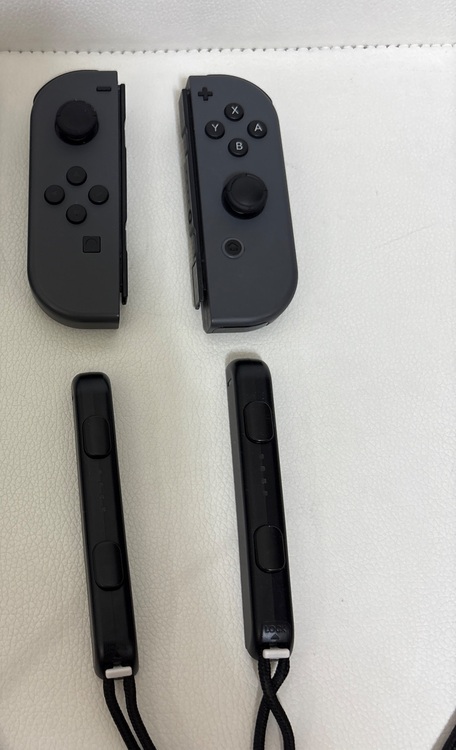  Nintendo Switch Joy-Con (L) / (R) グレー新型（ゲーム機本体・ゲームソフト）の商品画像 - 査定依頼日：2025年6月27日 - 最高査定価格：12,000円