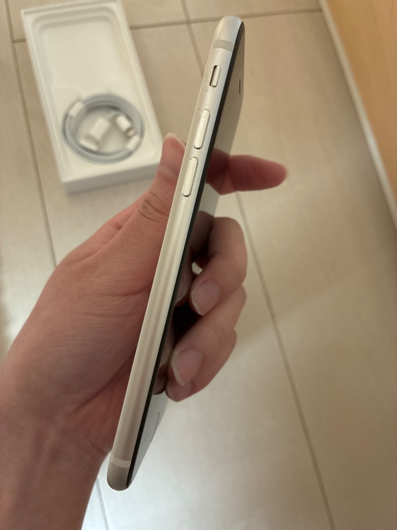 iPhone SE (第 3 世代) 128GB au（スマホ）の商品画像 - 査定依頼日：2026年3月29日 - 最高査定価格：24,000円