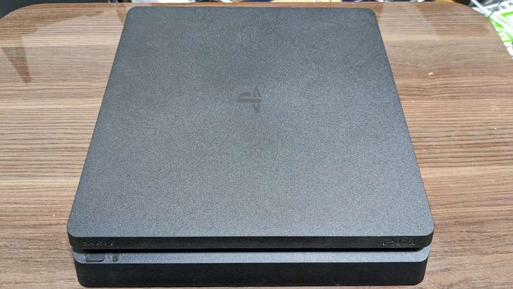 プレイステーション4本体 ジェットブラック (HDD 500GB/CUH-220（ゲーム機本体・ゲームソフト）の商品画像 - 査定依頼日：2023年1月2日 - 最高査定価格：11,500円