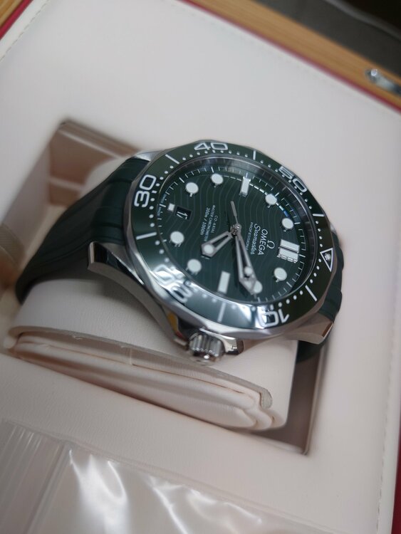オメガ　シーマスター　ダイバー300M コーアクシャル　マスター　クロノメーター（高級時計）の商品画像 - 査定依頼日：2026年4月22日 - 最高査定価格：100,000円