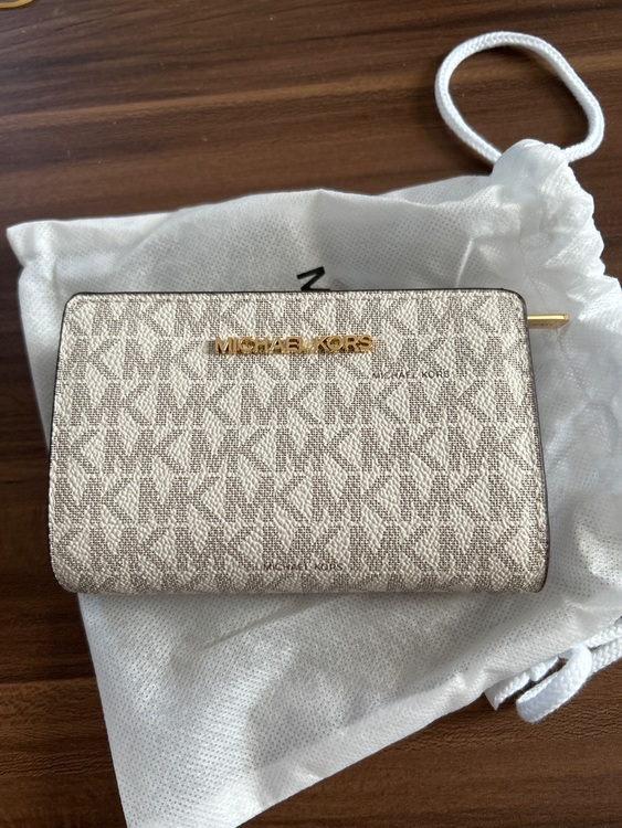 財布（古着・ファッション）の商品画像 - 査定依頼日：2025年9月30日 - 最高査定価格：3,000円