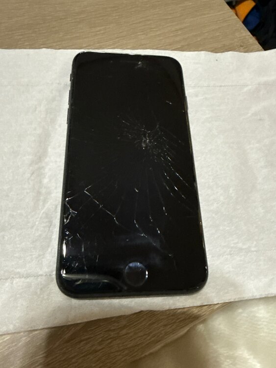 iPhoneSE（スマホ）の商品画像 - 査定依頼日：2025年4月1日 - 最高査定価格：4,700円