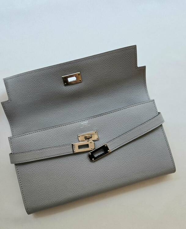 ケリーウォレット素材エプソン、カラーはブルーグラシエでシルバー金具（ブランド財布・小物）の商品画像 - 査定依頼日：2026年4月19日 - 最高査定価格：180,000円