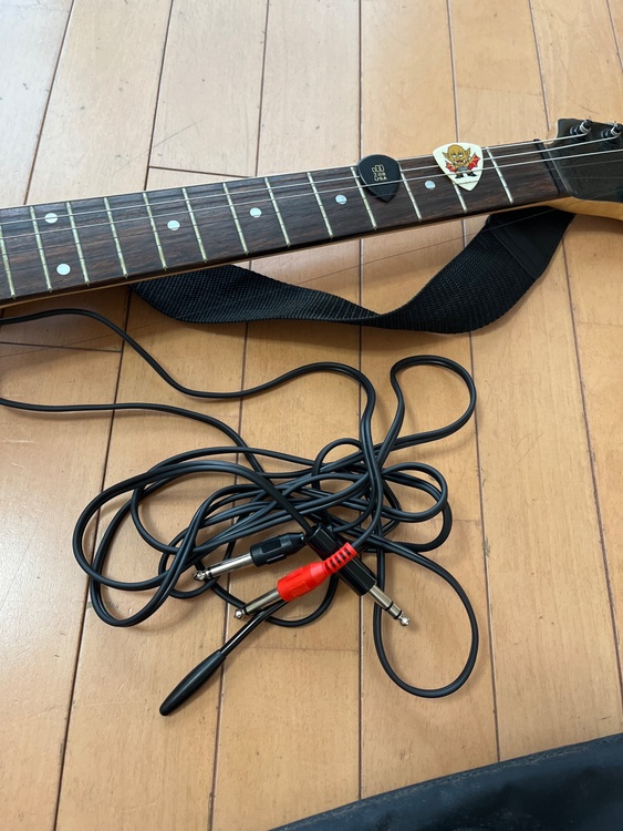 アンプ内蔵ギター　　品名不明（ピアノ・楽器・PA機材）の商品画像 - 査定依頼日：2025年9月20日 - 最高査定価格：5,000円