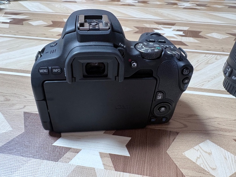 EOS kiss x9 ef-s 55-250 IS STM kit（カメラ）の商品画像 - 査定依頼日：2026年3月20日 - 最高査定価格：38,000円