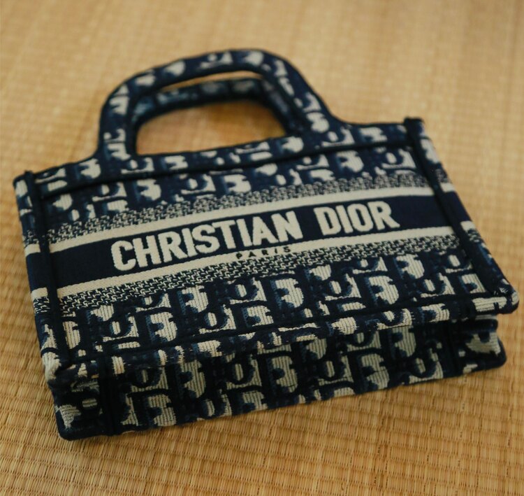 Dior Book Tote Mini ブックトート ディオール オブリークミニ（ブランドバッグ）の商品画像 - 査定依頼日：2025年2月9日 - 最高査定価格：100,000円
