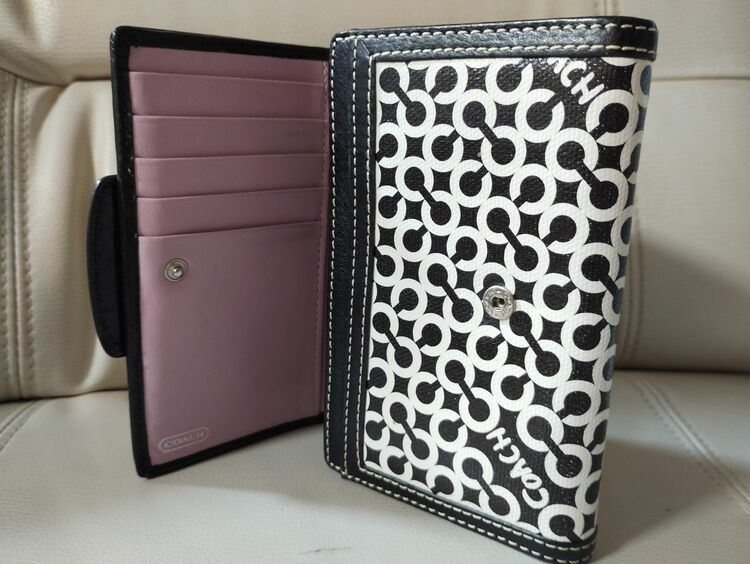 コーチ二つ折り財布（ブランド財布・小物）の商品画像 - 査定依頼日：2025年9月4日 - 最高査定価格：3,000円