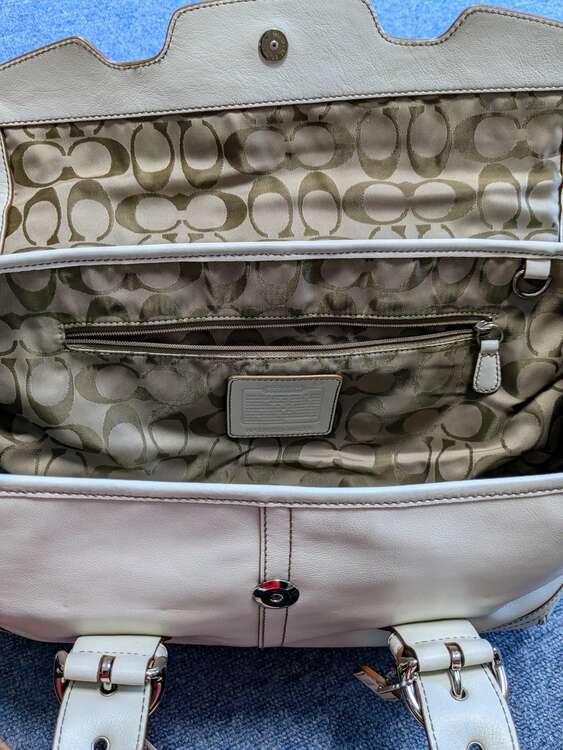 白コーチ9636（ブランドバッグ）の商品画像 - 査定依頼日：2025年2月13日 - 最高査定価格：4,000円