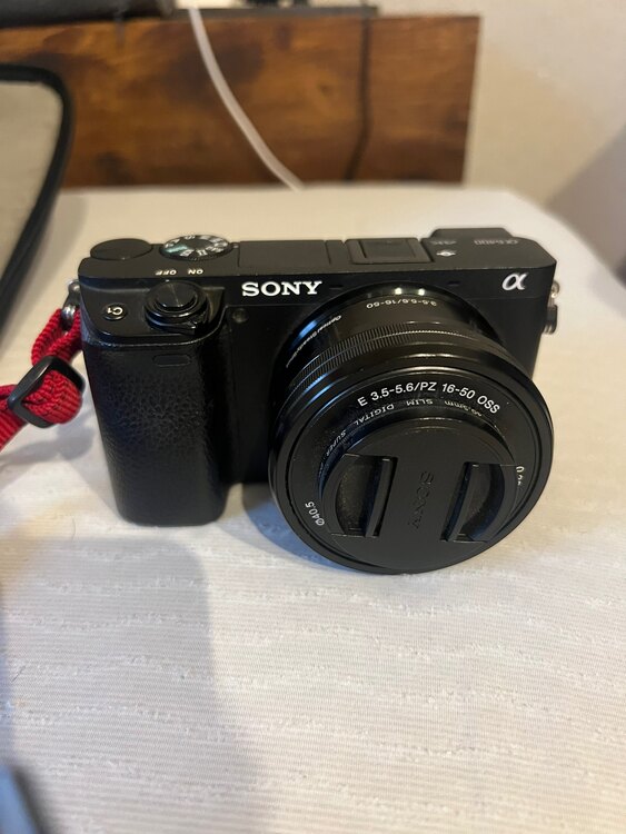 α6400 パワーズームレンズキット ILCE-6400L ブラック（カメラ）の商品画像 - 査定依頼日：2025年5月25日 - 最高査定価格：61,000円