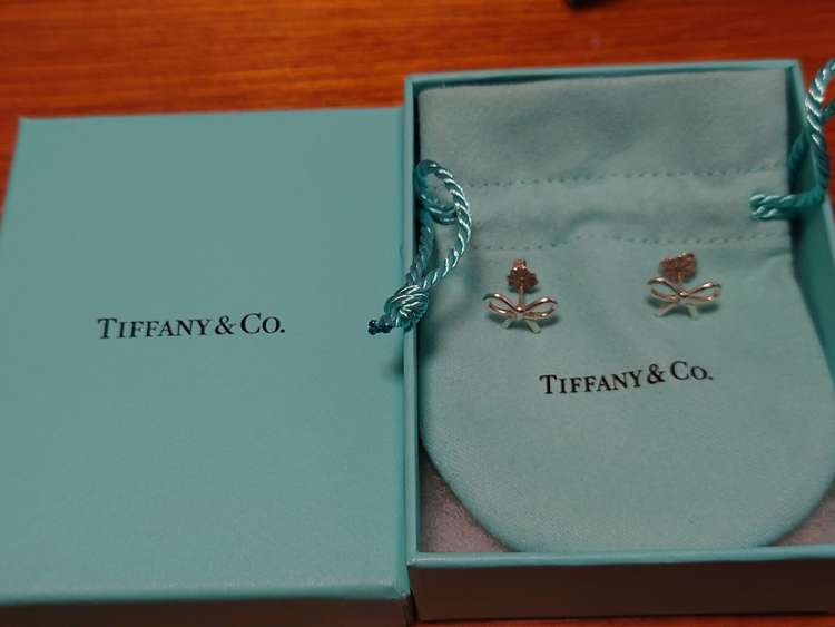 ティファニーリボンピアス（金・貴金属）の商品画像 - 査定依頼日：2022年8月19日 - 最高査定価格：3,000円