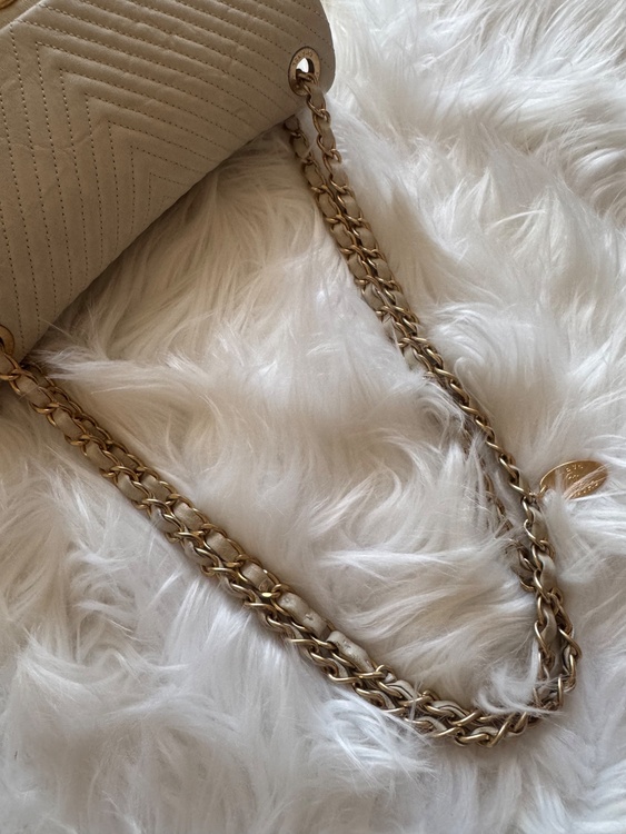 CHANEL シェブロンステッチ　白 21番台（ブランドバッグ）の商品画像 - 査定依頼日：2026年10月7日 - 最高査定価格：1,600,000円