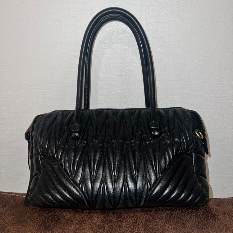 ミュウミュウ  （ブランドバッグ）の商品画像 - 査定依頼日：2025年6月28日 - 最高査定価格：100,000円