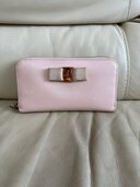 ヴァラ長財布（ブランド財布・小物）の商品画像 - 査定依頼日：2025年4月12日 - 最高査定価格：1,000円