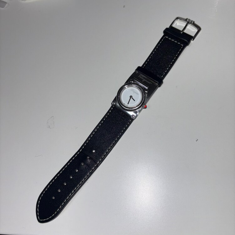 フェラガモ レディース　ガンチーニホリゾンタル　クォーツ　レザー　ホワイトブラッ（高級時計）の商品画像 - 査定依頼日：2025年2月15日 - 最高査定価格：25,000円