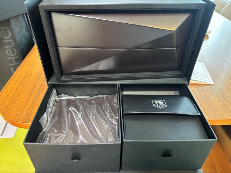 タグホイヤー モナコ V4 WAW208（高級時計）の商品画像 - 査定依頼日：2025年9月17日 - 最高査定価格：5,000,000円