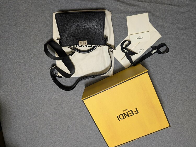 FENDI PEEKABOO ISeeU エックスクロス（ブランドバッグ）の商品画像 - 査定依頼日：2026年8月10日 - 最高査定価格：180,000円