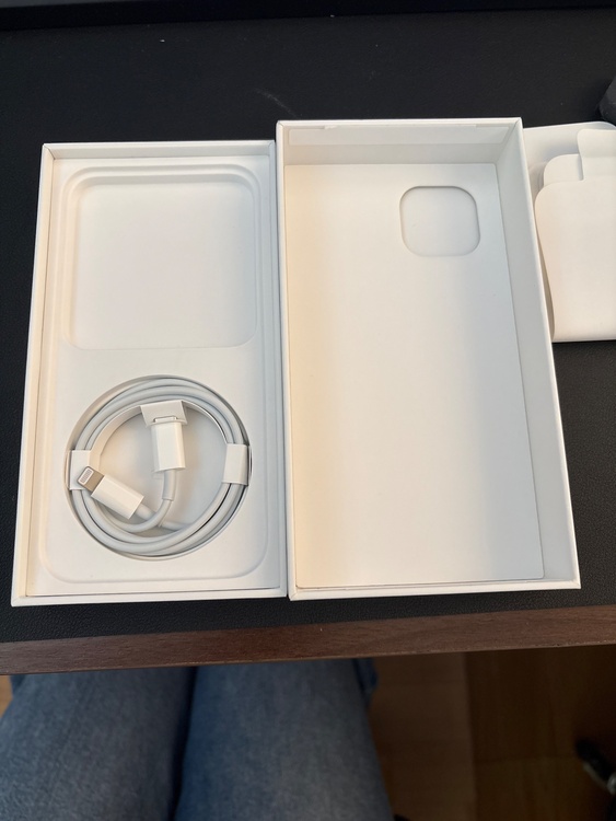 iPhone iPhone 13 128GB SIMフリー（スマホ）の商品画像 - 査定依頼日：2026年8月15日 - 最高査定価格：34,000円
