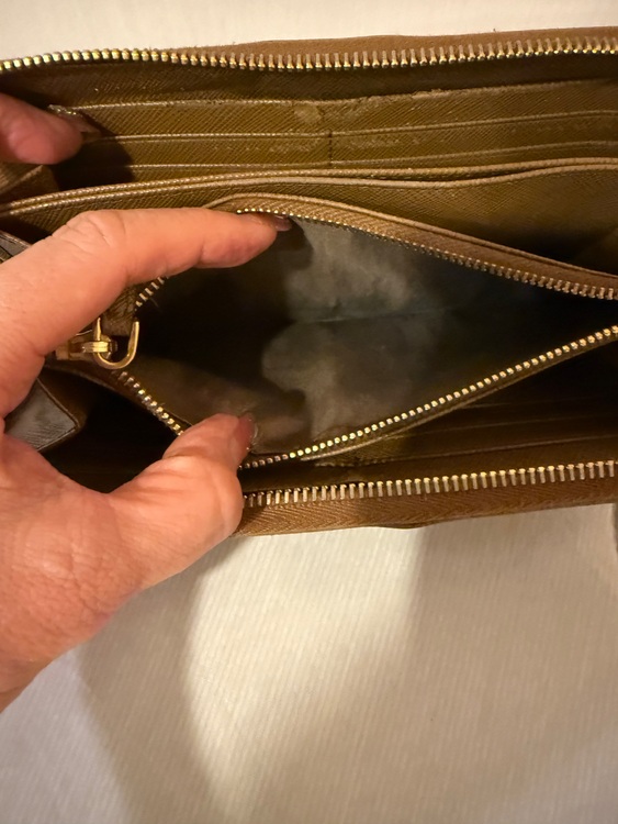 SAFFIANO METAL ZIP AROUND WALLET型番1ML506（ブランド財布・小物）の商品画像 - 査定依頼日：2025年10月7日 - 最高査定価格：100,000円