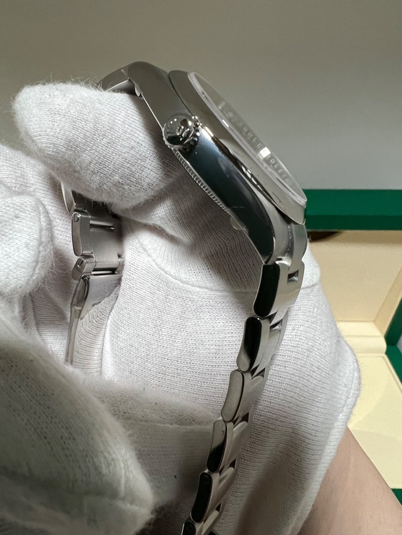 オイスターパーペチュアル41mm グリーン（高級時計）の商品画像 - 査定依頼日：2026年2月22日 - 最高査定価格：1,500,000円