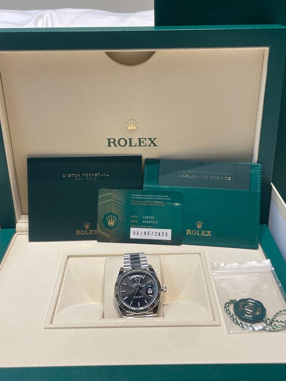 ロレックス デイデイト 228236（高級時計）の商品画像 - 査定依頼日：2025年6月6日 - 最高査定価格：9,800,000円