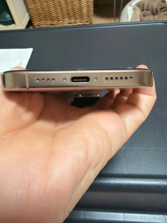 iPhone iPhone 16 Pro Max 256GB au（スマホ）の商品画像 - 査定依頼日：2026年8月4日 - 最高査定価格：143,500円