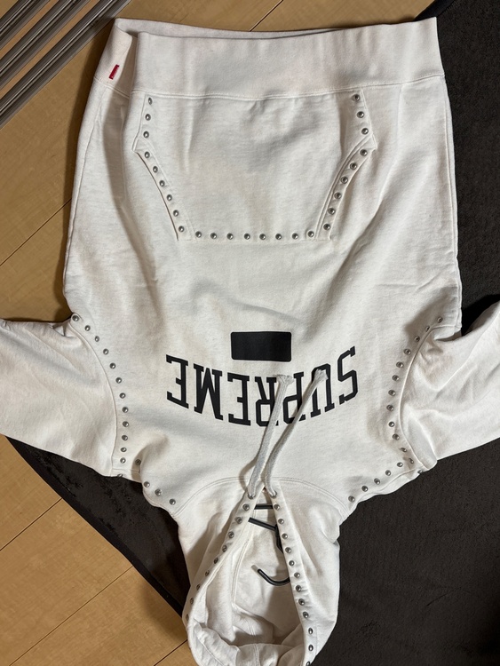 supremeパーカー　スタッズ付き（古着・ファッション）の商品画像 - 査定依頼日：2025年12月12日 - 最高査定価格：12,000円