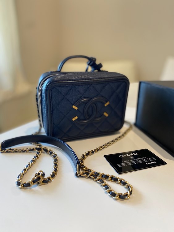 ミニバニティネイビー（ブランドバッグ）の商品画像 - 査定依頼日：2023年11月5日 - 最高査定価格：600,000円