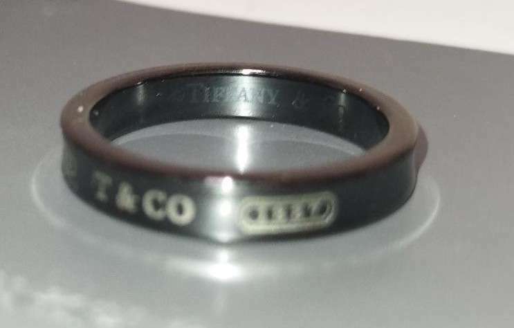 ティファニーナノーリングブラックチタン17号（金・貴金属）の商品画像 - 査定依頼日：2025年5月6日 - 最高査定価格：100,000円