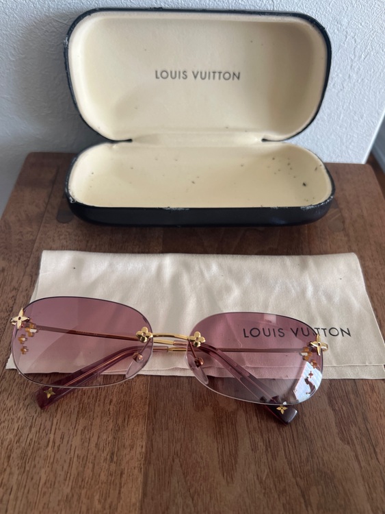 サングラス（古着・ファッション）の商品画像 - 査定依頼日：2025年9月14日 - 最高査定価格：3,000円