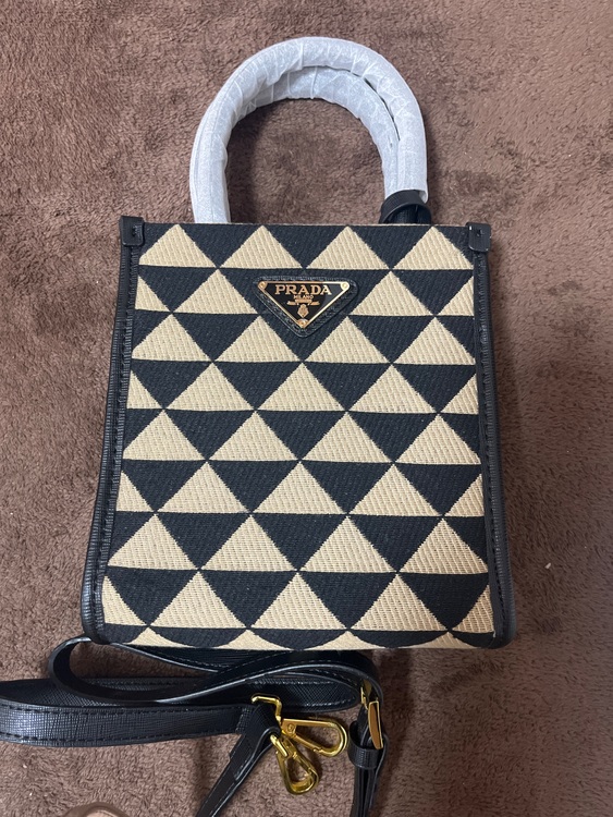 プラダ  （ブランドバッグ）の商品画像 - 査定依頼日：2025年10月14日 - 最高査定価格：175,000円