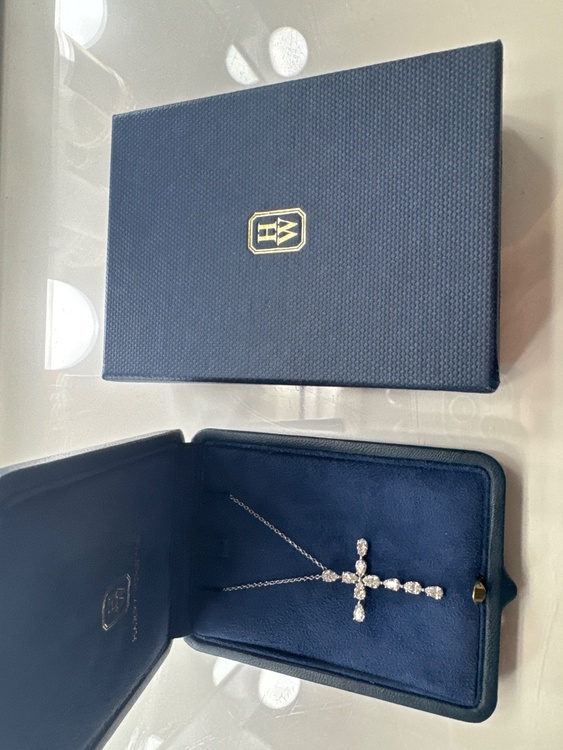 ハリーウィンストン　ダイヤ　クロス　ペンダント（宝石）の商品画像 - 査定依頼日：2025年12月7日 - 最高査定価格：1,400,000円