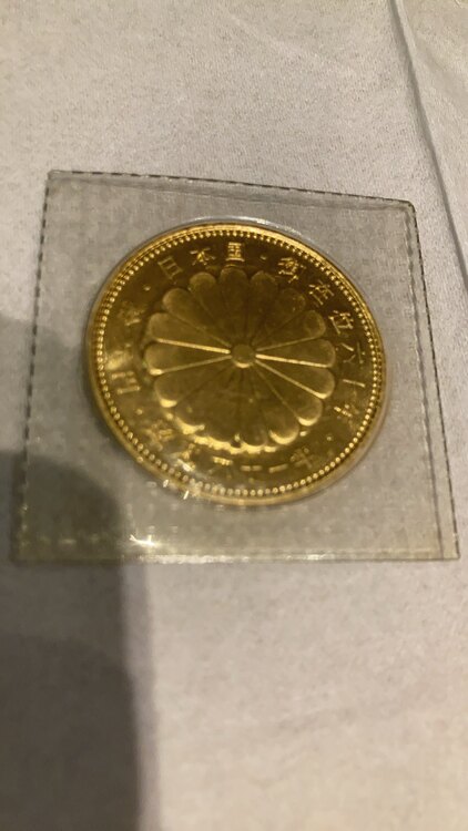 天皇御在位60年記念金貨10万円（金・貴金属）の商品画像 - 査定依頼日：2025年1月31日 - 最高査定価格：297,000円