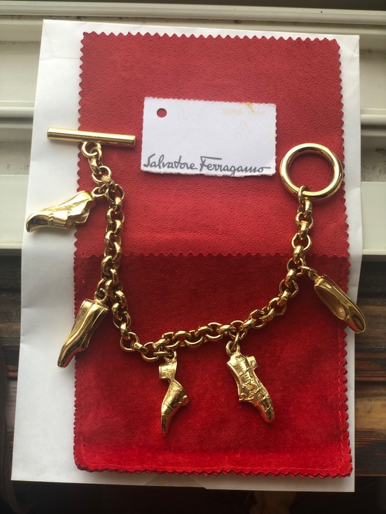 フェラガモ ブレスレット 箱 袋付き 未使用品（金・貴金属）の商品画像 - 査定依頼日：2025年10月28日 - 最高査定価格：1,000円