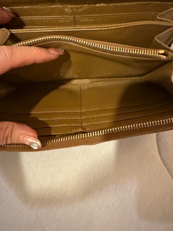 SAFFIANO METAL ZIP AROUND WALLET型番1ML506（ブランド財布・小物）の商品画像 - 査定依頼日：2025年10月7日 - 最高査定価格：100,000円