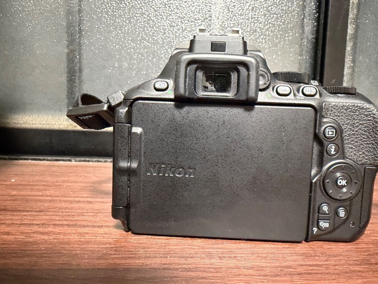 D5600（カメラ）の商品画像 - 査定依頼日：2025年10月20日 - 最高査定価格：28,000円