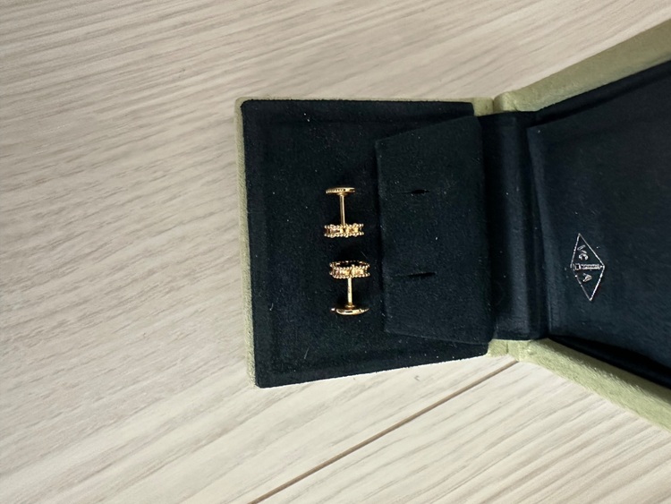 ヴァンクリピアス（ブランド財布・小物）の商品画像 - 査定依頼日：2025年9月22日 - 最高査定価格：450,000円