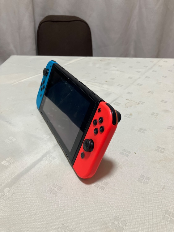 Switch 本体　ネオンブルー　ネオンレッド（ゲーム機本体・ゲームソフト）の商品画像 - 査定依頼日：2025年11月22日 - 最高査定価格：7,500円