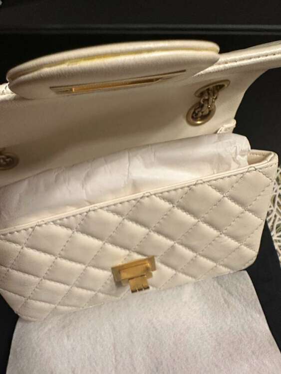 シャネルショルダーバッグ　マトラッセ　白　2.55（ブランドバッグ）の商品画像 - 査定依頼日：2025年4月24日 - 最高査定価格：400,000円