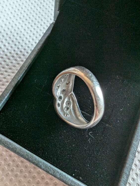 プラチナ　ダイヤ　リング（金・貴金属）の商品画像 - 査定依頼日：2025年5月28日 - 最高査定価格：300,000円